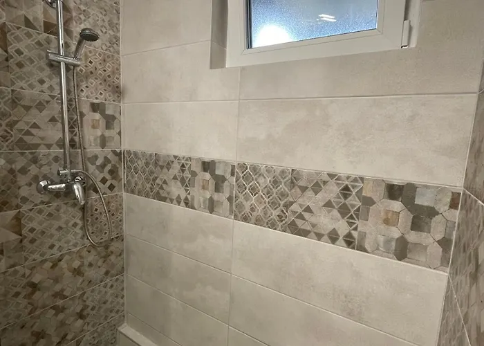 Boulevard 63 - Na 200 Metara Od Bele Parking Zone Újvidék